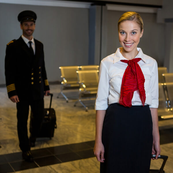 pilot-air-hostess-walking-with-their-trolley-bags (1)